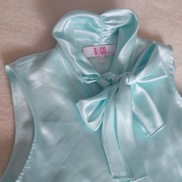 Silky sleeveless blouse with bow - Picture 3 of 5
